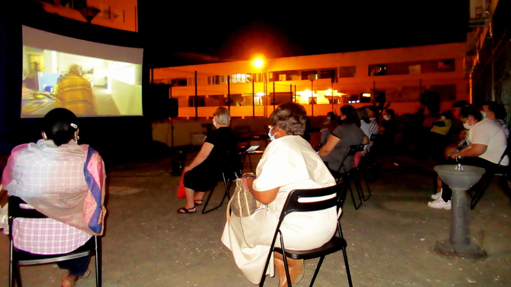 Dezenas de moradores assistem a cinema ao ar livre