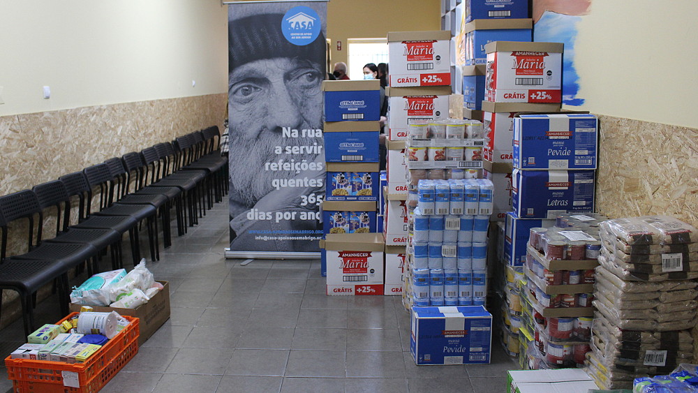 Junta de Freguesia entrega bens alimentares à Associação CASA