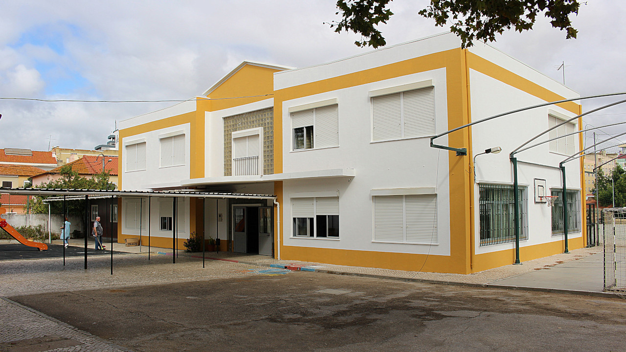 Obras melhoram edifício da Escola do Bairro da Conceição