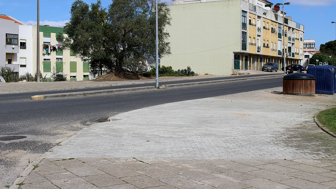 Pavimento reparado na avenida da Bela Vista 