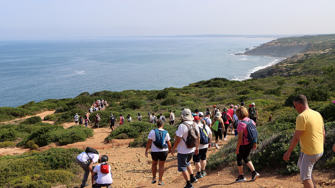 Caminhantes descobrem maravilhas do Cabo Espichel