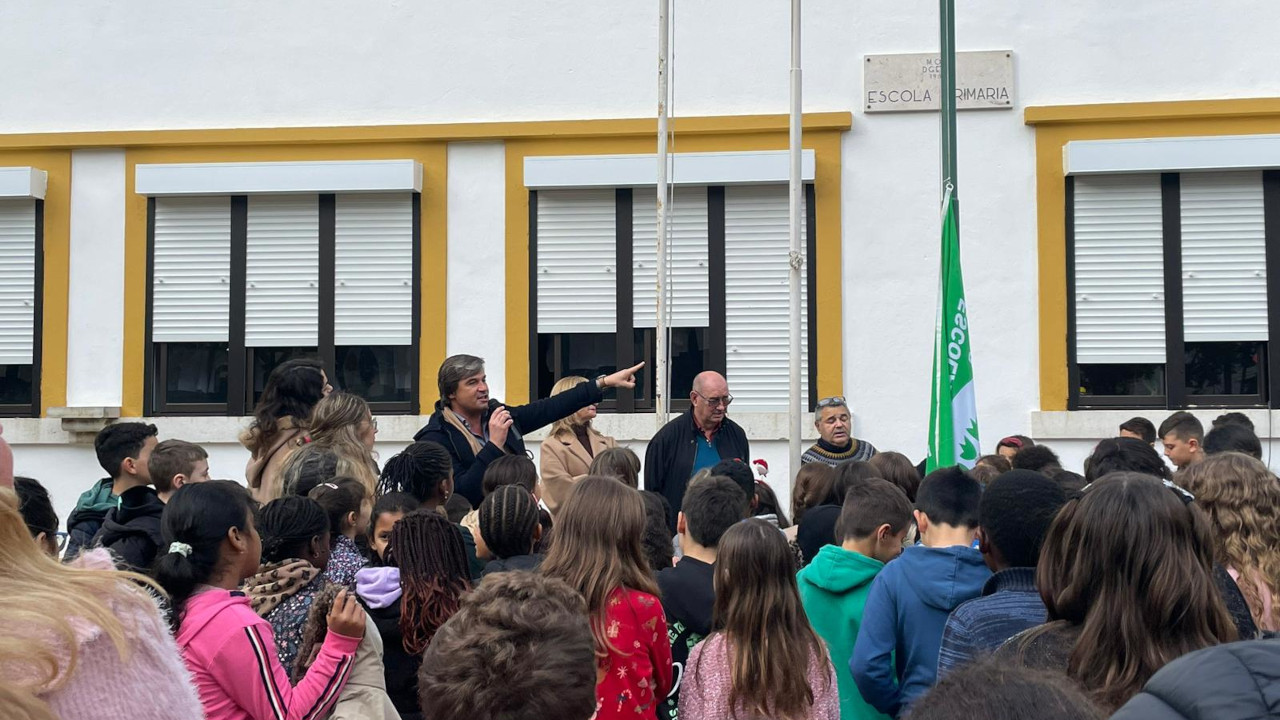 Escolas do Agrupamento Luísa Todi erguem bandeiras verdes