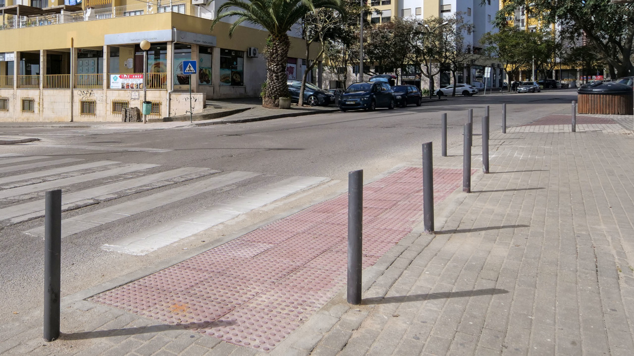 Acessos pedonais rebaixados na rua das Caravelas