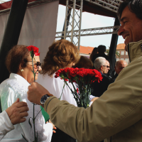 Autarcas de S. Sebastião distribuem flores e poesia