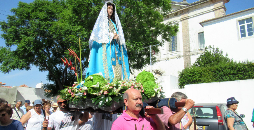 Populares acompanham cortejo desde a Igreja de S. Sebastião