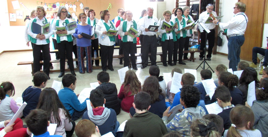 Grupo “Tradições” canta com crianças do 1º ciclo