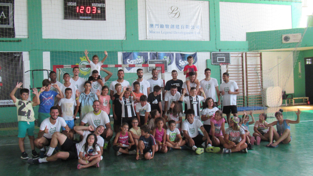Crianças de S. Sebastião treinam com atletas do Vitória