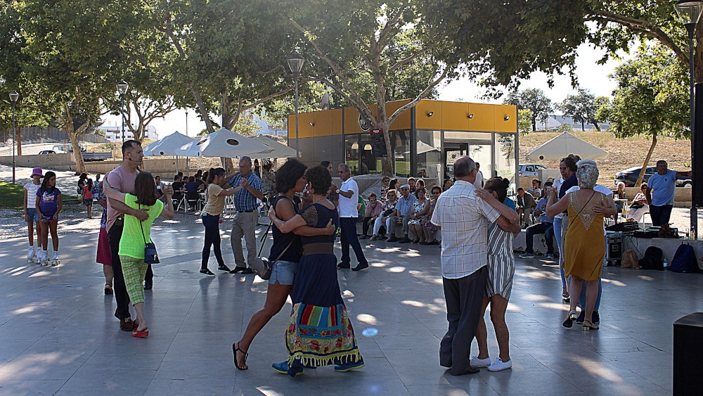 Aula de tango animou Jardim de Monte Belo