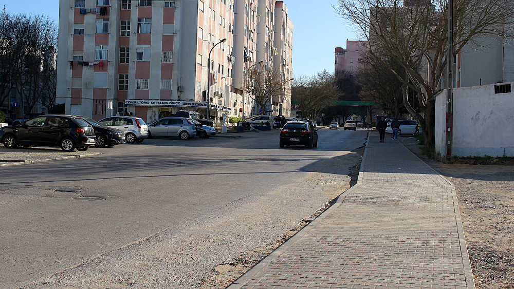 Calçada concluída na Rua Celestino Alves