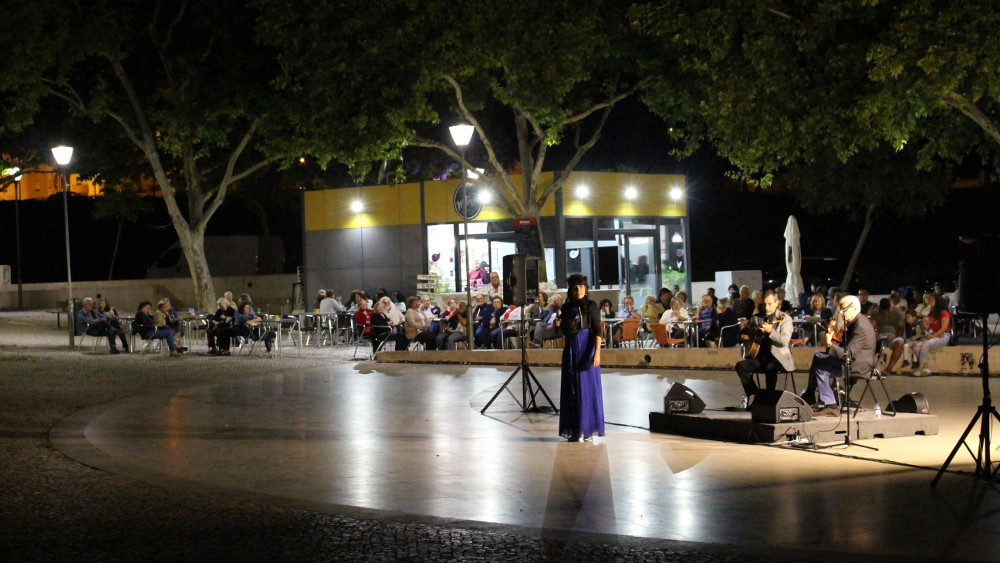 População ouviu o fado no Jardim de Monte Belo