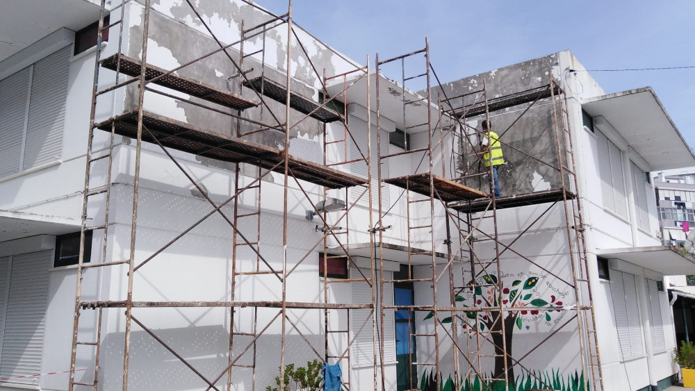 Reparação e pintura de fachadas na Escola de Monte Belo 