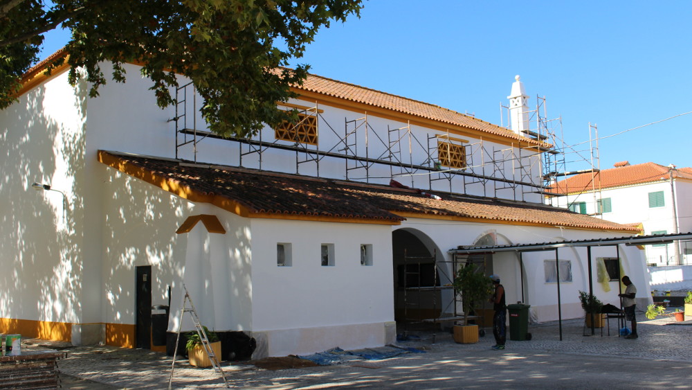Edifício da EB N.ª Sr.ª da Conceição pintado e restaurado