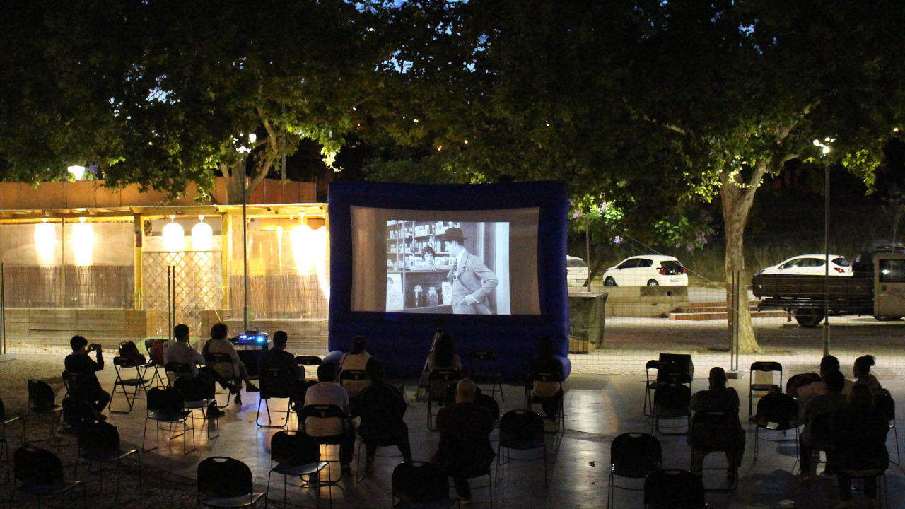Cinema atrai moradores ao Jardim de Monte Belo