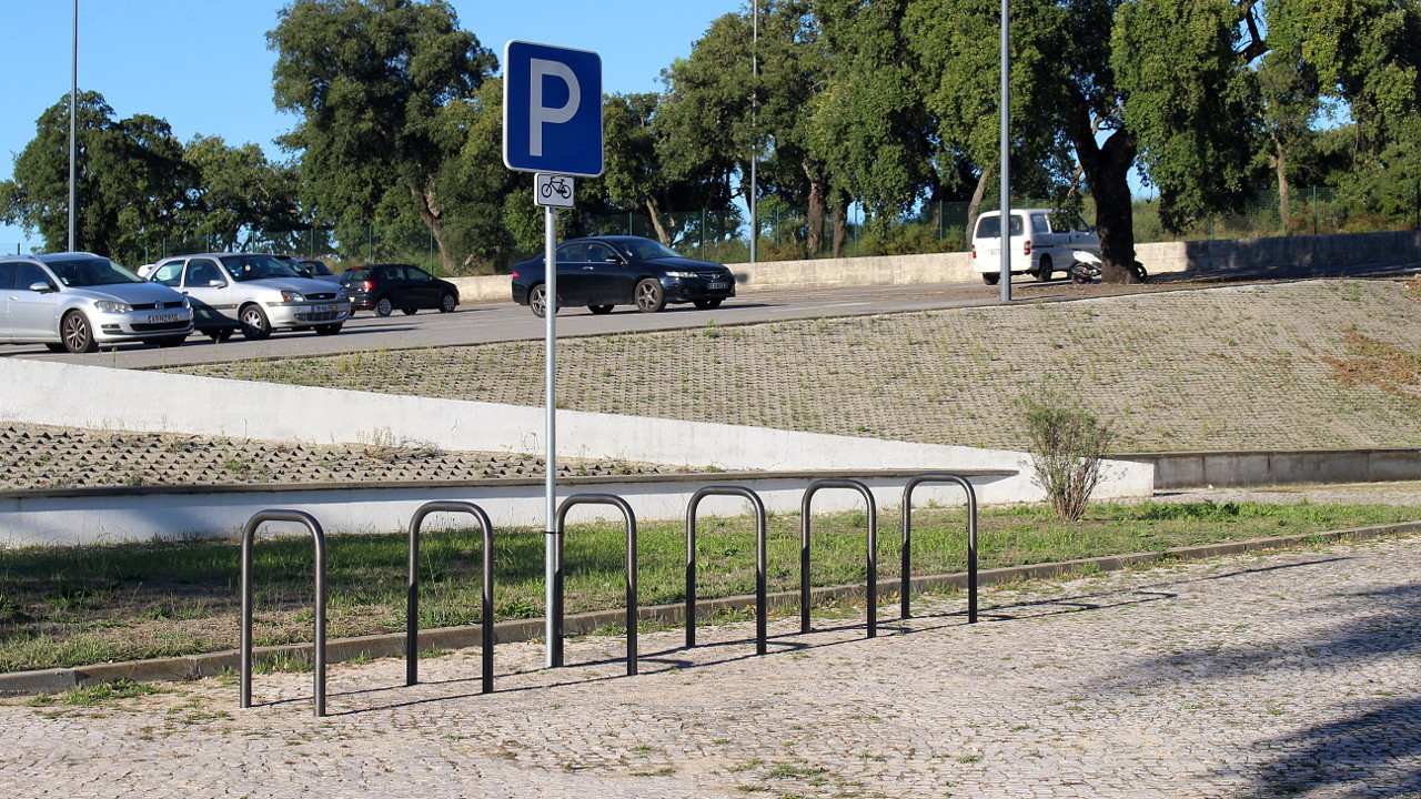 Instalação de parqueamentos de bicicletas no Instituto Politécnico