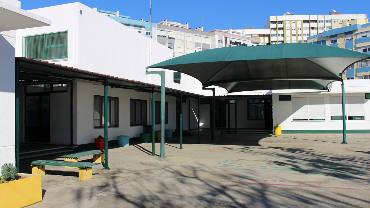 Substituição de telheiro na Escola de Monte Belo